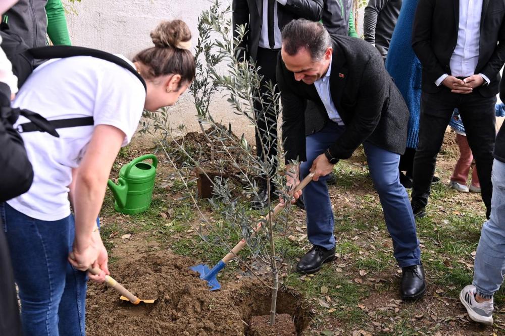 FİDAN DİKME TÖRENİNDE, TOPRAKLA BULUŞTURULAN İLK İKİ FİDANA; 'İSTİKLAL VE FİLİSTİN İSİMLERİ VERİLDİ.
