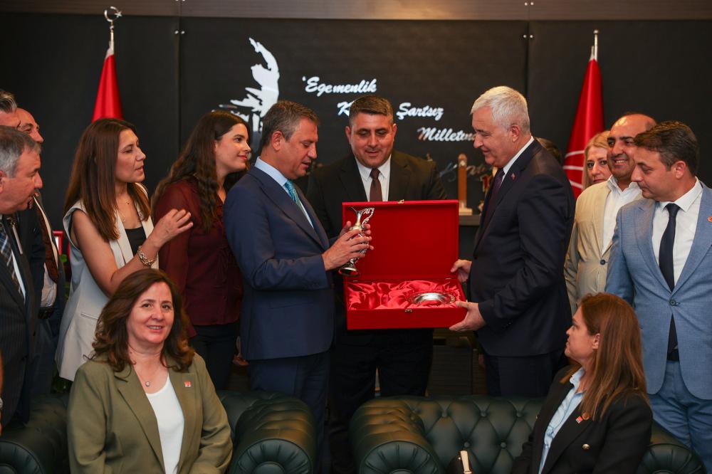 BAŞKAN TÜRKMEN ÖZGÜR ÖZEL’İ ZİYARET ETTİ