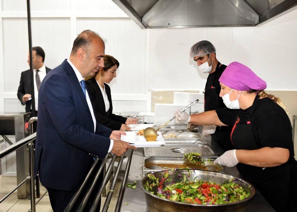 ADIYAMAN ÜNİVERSİTESİ REKTÖRÜ ÖĞRENCİLERLE İLK GÜNDE BULUŞTU