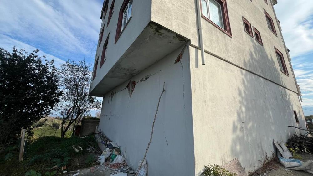RİZE’DE DEPREM HASARI: 3 EV VE BİR DEPODA ZARAR TESPİT EDİLDİ