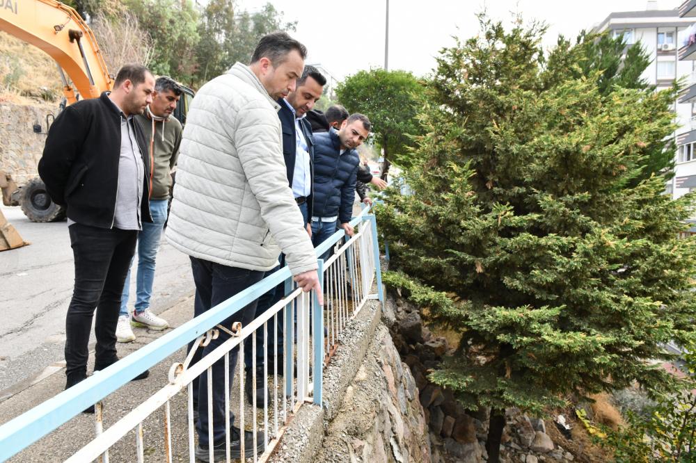 ÇİĞLİ’DE HEYELANA HIZLI MÜDAHALE: VATANDAŞLARIN CAN GÜVENLİĞİ SAĞLANDI
