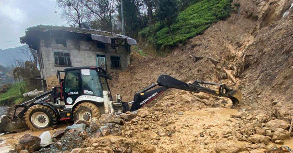 RİZE'DE ŞİDDETLİ YAĞIŞLAR 21 KÖY YOLUNDA HEYELANA NEDEN OLDU