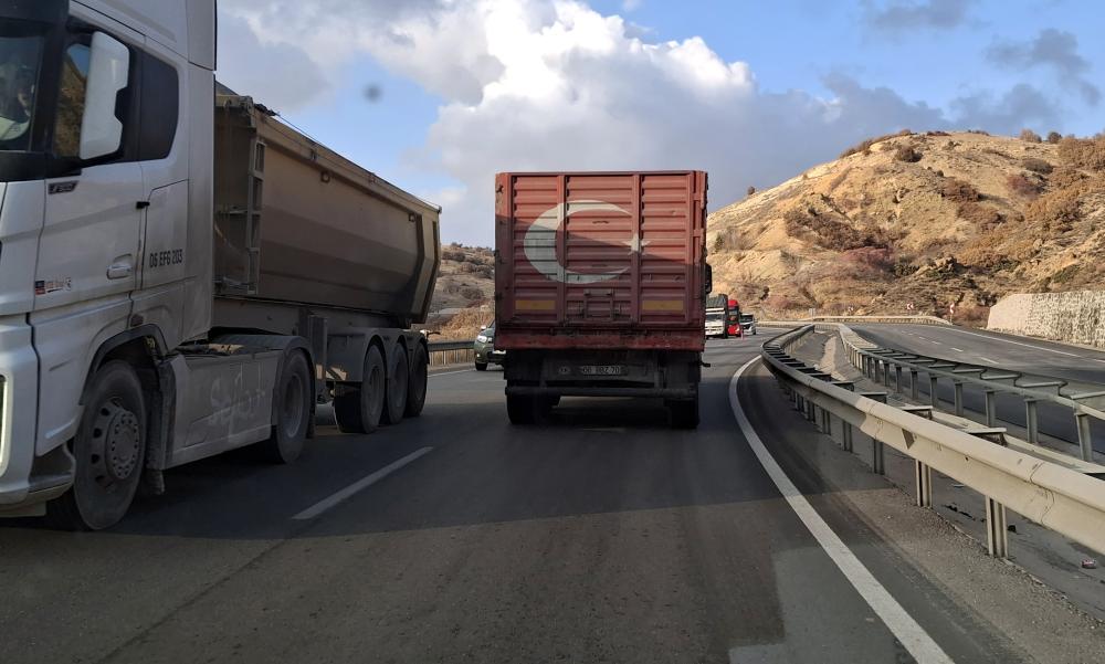 D140 KARAYOLU BAKIM ÇALIŞMALARI NEDENİYLE TEK ŞERİDE DÜŞTÜ
