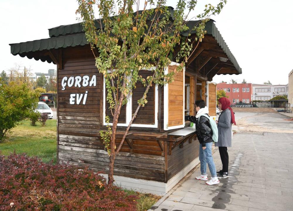 ADIYAMAN ÜNİVERSİTESİ'NDE ÜCRETSİZ ÇORBA İKRAMI BAŞLADI