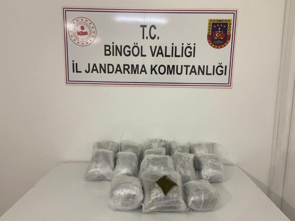 BİNGÖL JANDARMASI’NDAN UYUŞTURUCU OPERASYONU: 19 KİLO TOZ ESRAR ELE GEÇİRİLDİ