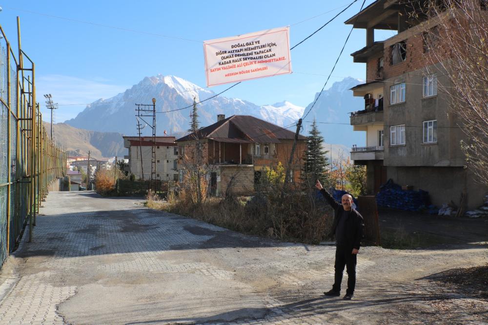 HAKKARİ VALİSİNE TEŞEKKÜR PANKARTI ASTILAR