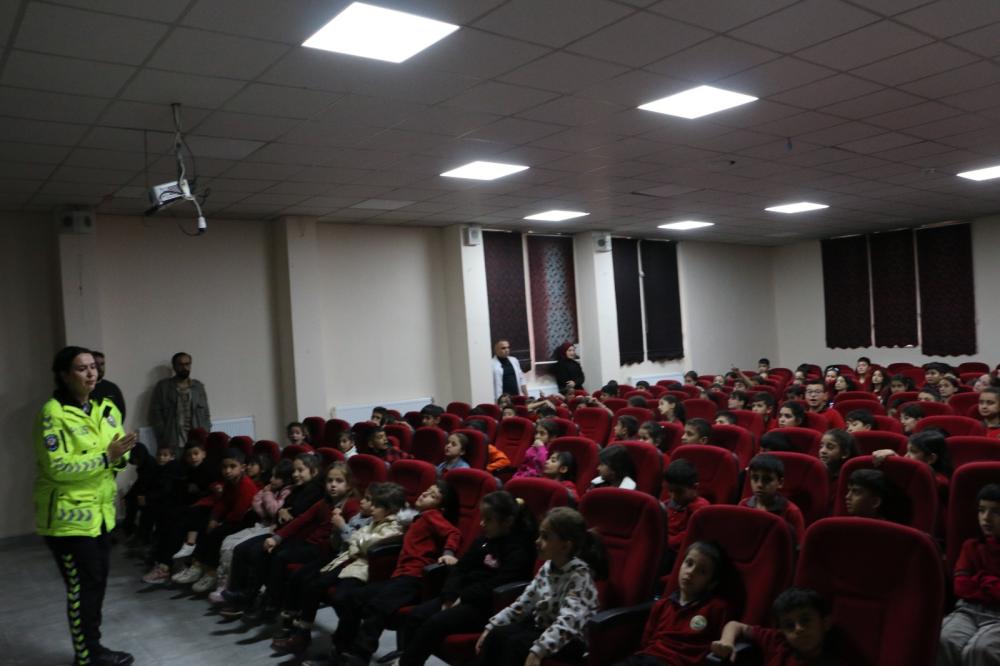 HAKKARİ'DE TRAFİK POLİSİ MİNİKLERLE BULUŞTU