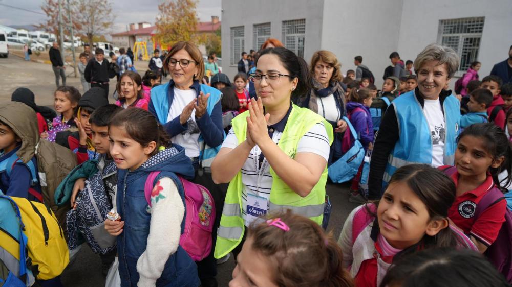 ADIYAMAN BELEDİYESİ VE TÜRK ANNELER DERNEĞİ’NDEN DEPREMZEDE ÇOCUKLARA YARDIM