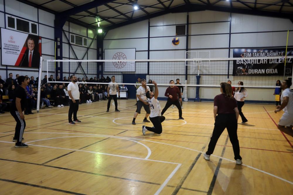 ÇUKURCA GELENEKSEL VOLEYBOL TURNUVASI COŞKUYLA BAŞLADI