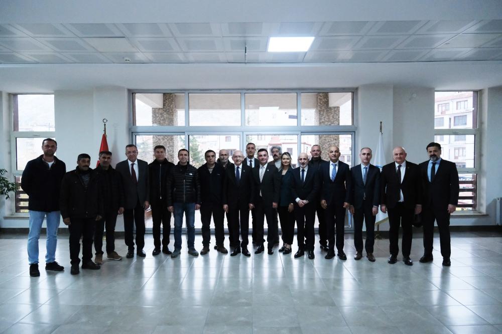 KEMAL KILIÇDAROĞLU SİVRİHİSAR’DA BELEDİYE BAŞKANI DÖKMECİ’YE TAZİYE ZİYARETİNDE BULUNDU