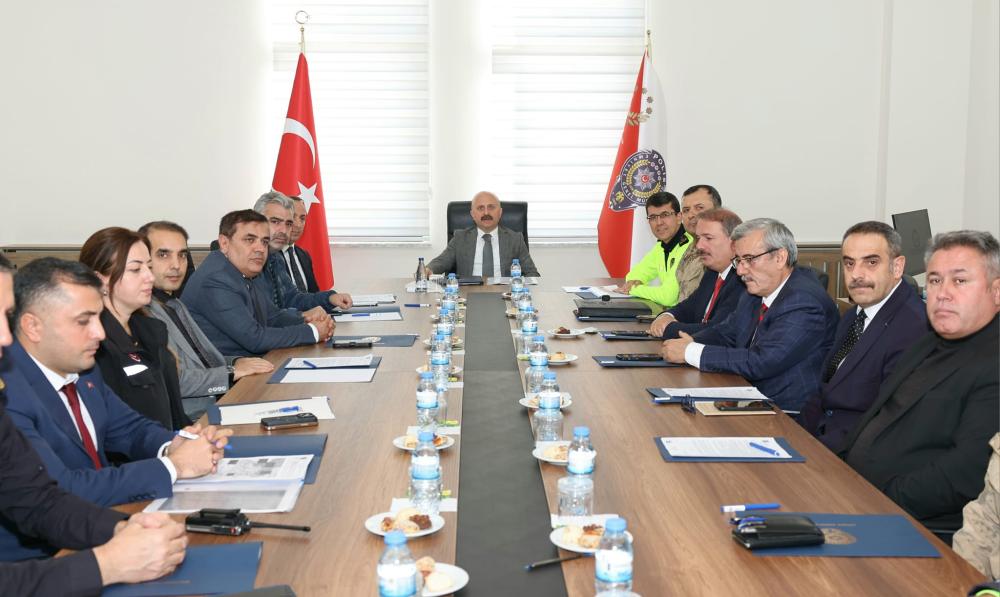 KIŞ TRAFİĞİ İÇİN TEDBİRLER VALİ OSMAN VAROL BAŞKANLIĞINDA GÖRÜŞÜLDÜ