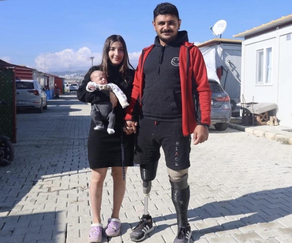 DEPREMDE İKİ BACAĞINI KAYBEDEN EMRE YÜKSEK, PROTEZLERLE HAYATA TUTUNDU