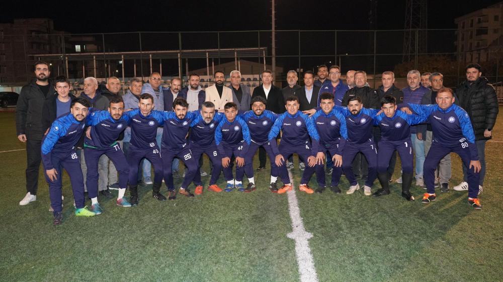 BAŞKAN TUTDERE’DEN İŞİTME ENGELLİ FUTBOLCULARA BAKLAVA İKRAMI