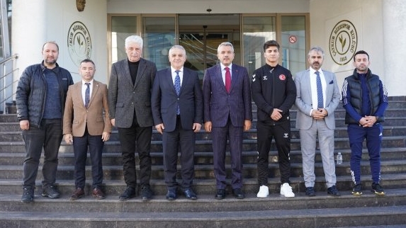 RİZE VALİSİ ÇAYKUR RİZESPOR'U ZİYARET ETTİ
