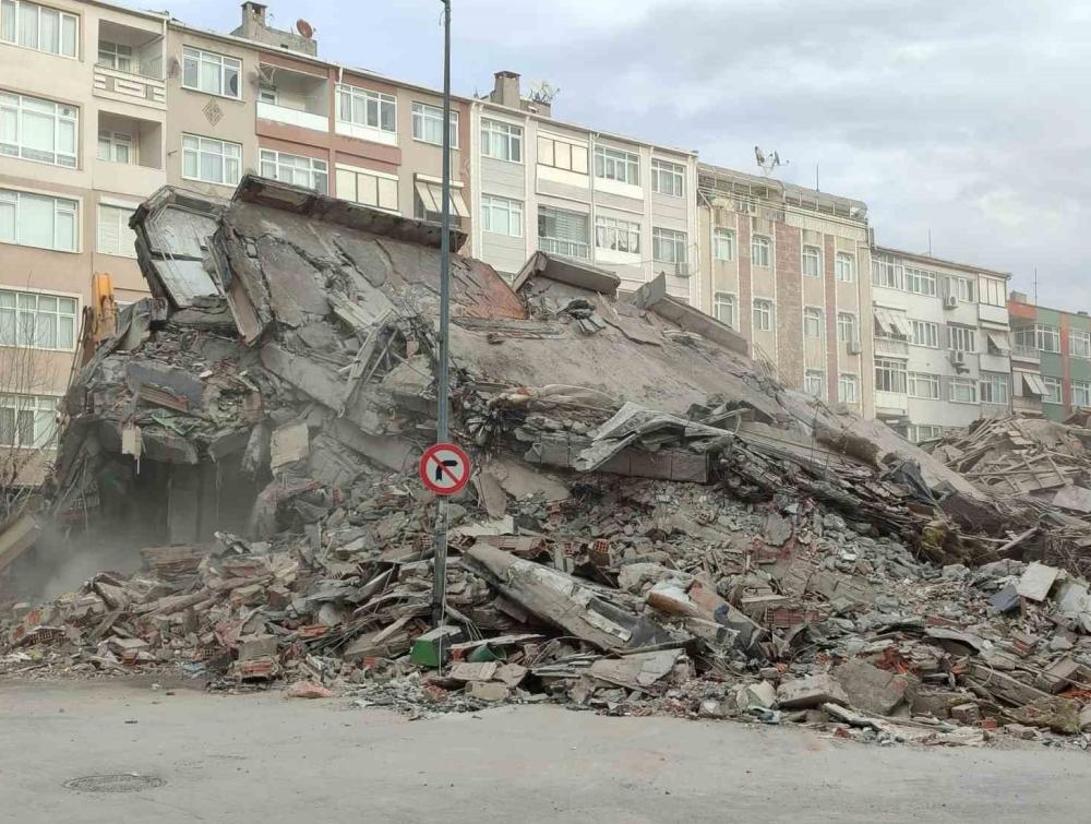 GÜNGÖREN'DE BEŞ KATLI BİNA ÇÖKTÜ: YANINDAKİ İKİ BİNA TAHLİYE EDİLDİ