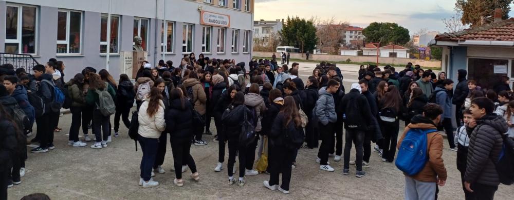GELİBOLU’DA ÖĞRENCİLER DERSLERE GİRMEDİ, VELİLER DESTEK VERDİ