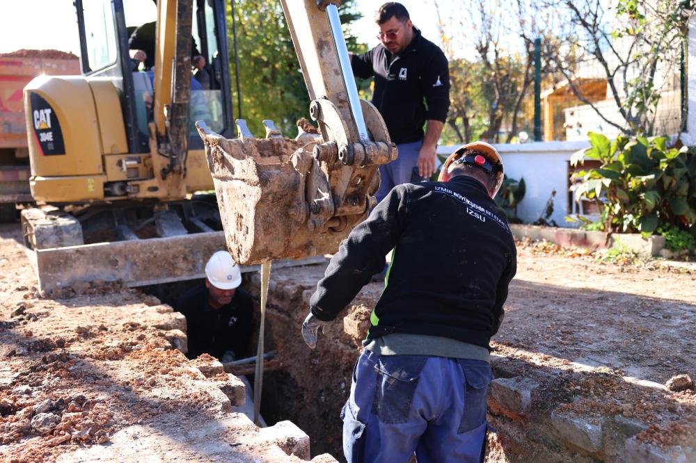 ÇEŞME’DE ALTYAPI ÇALIŞMALARI HIZ KESMİYOR YAĞMUR SUYU HATLARI DÖŞENİYOR