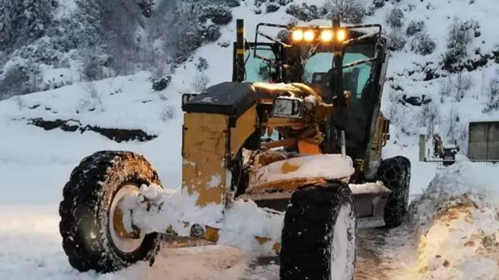 RİZE'DE KAR YAĞIŞI NEDENİYLE 14 KÖY YOLU ULAŞIMA KAPANDI