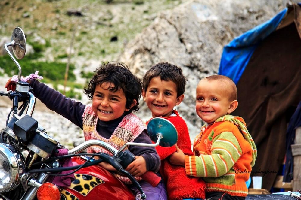 TÜRKİYE’DE ÇOCUK OLMAK MASUMİYETİN YANKILARI