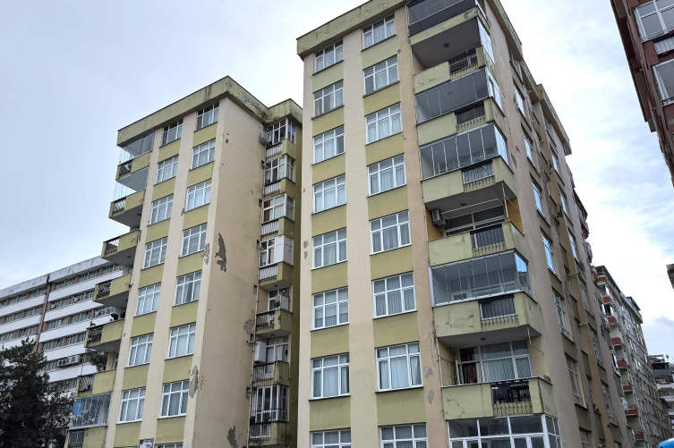 RİZE'DE FIRTINA ŞİDDETLİ RÜZGARLA BİNALARI SARSTI