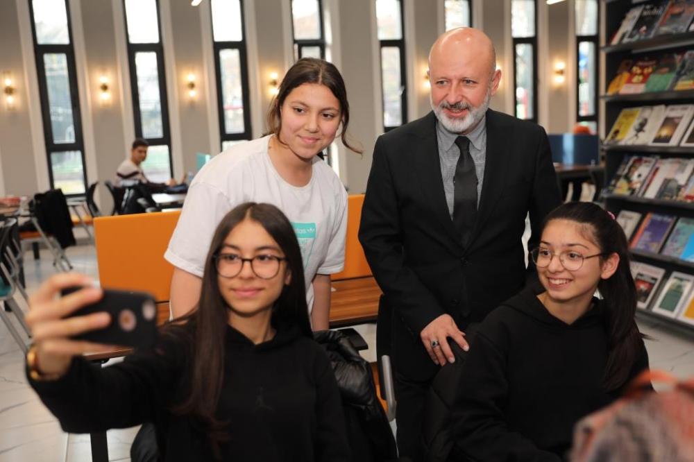 HAYALİNİ KÜTÜPHANEDE GERÇEKLEŞTİREN YİĞİTHAL'DEN BAŞKAN ÇOLAKBAYRAKTAR'A TEŞEKKÜR