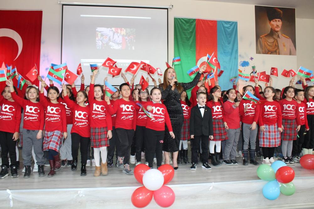 AZERBAYCANLI SANATÇI MANAFZADE, GELİBOLU 26 KASIM OKULU'NDA KONSER VERDİ