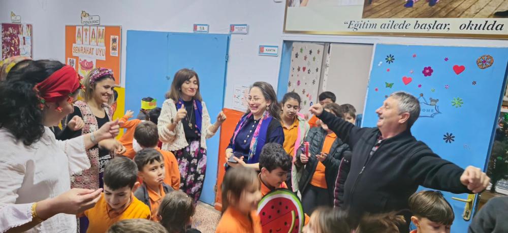 GELİBOLU’DA YERLİ MALI HAFTASI COŞKUSU YÖRESEL KIYAFETLERLE HALK OYUNLARI SAHNELENDİ