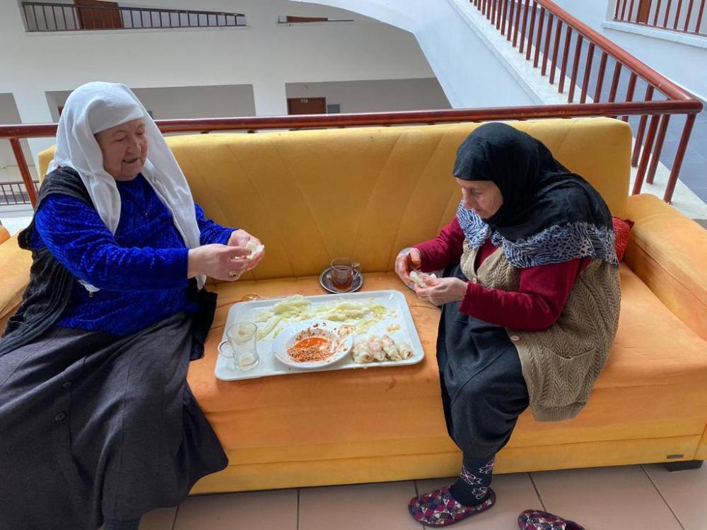 BÜYÜKŞEHİR HUZUREVİ'NDE KEYİFLİ GÜNLER LAHANA SARDILAR, MANTI SATTILAR