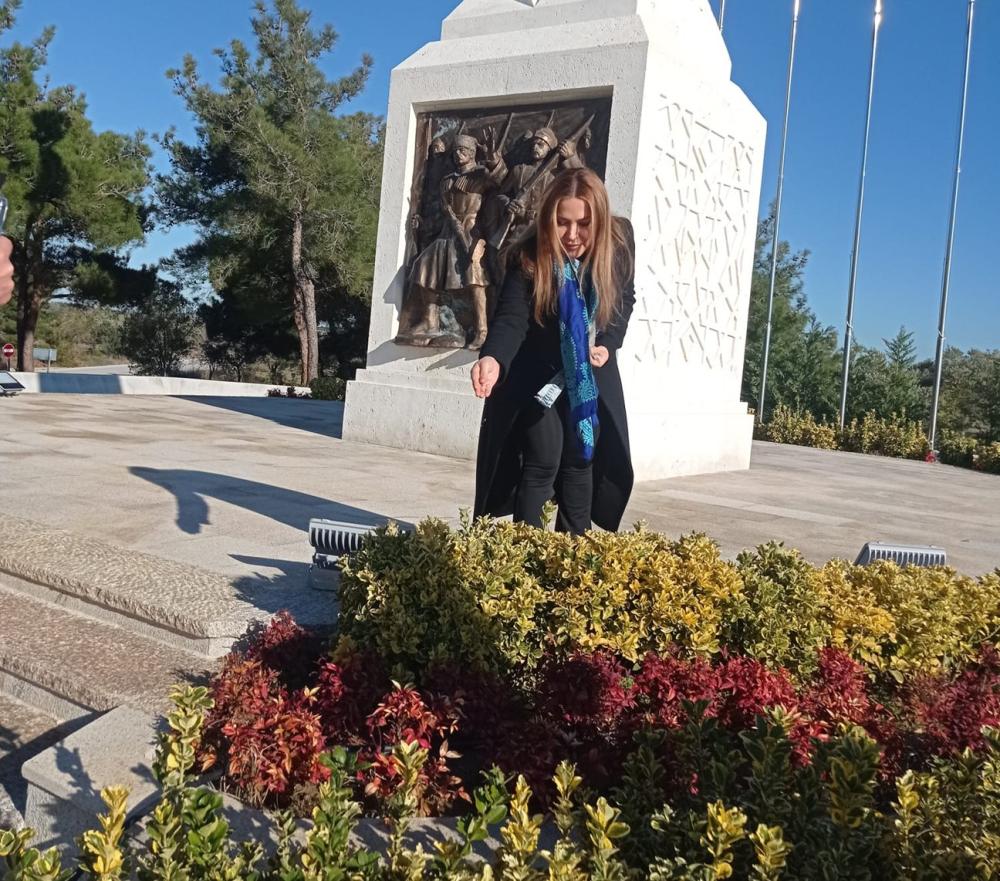 AZERBAYCANLI SANATÇIYA ÜLKESİNDEN GETİRİLEN TOPRAK SÜRPRİZİ