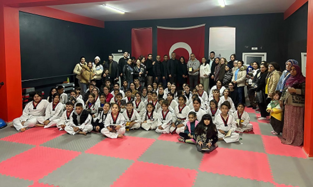 YÜREĞİR'DE DİJİTAL BAĞIMLILIK VE AİLE İÇİ İLETİŞİM SEMİNERİ DÜZENLENDİ