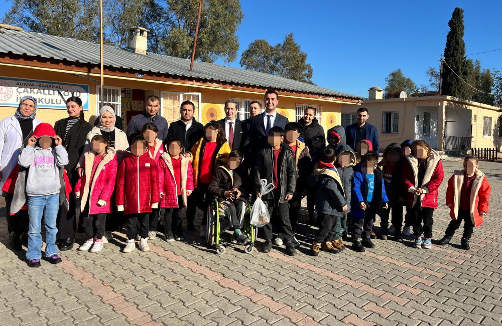 ADANA’DA BİRLİK VAKFI VE GENÇ BİRLİK’TEN ÇOCUKLARA BOT VE MONT DESTEĞİ