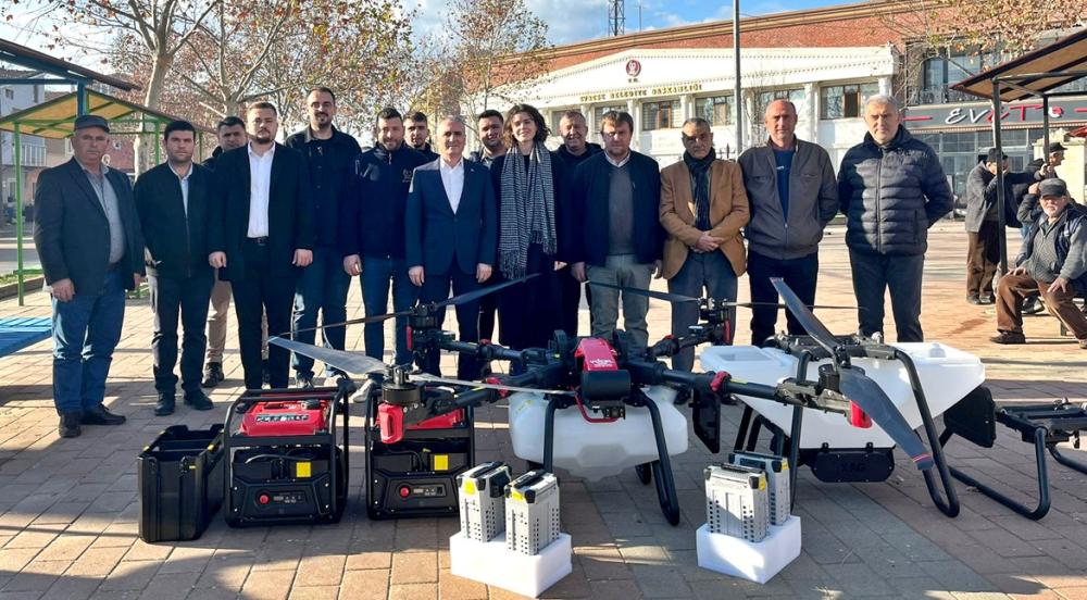 EVREŞE BELEDİYESİ ÇİFTÇİLERE TEKNOLOJİK DESTEK: İLAÇLAMA DRONU TANITILDI