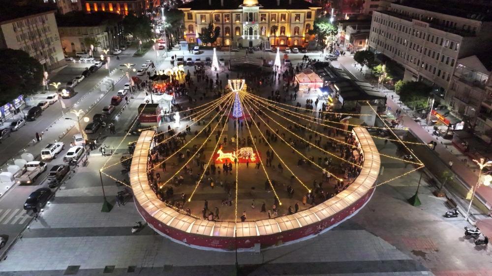 BÜYÜKŞEHİR MANİSA’YI YENİ YILA HAZIRLADI: CADDELER IŞIL IŞIL PARLIYOR