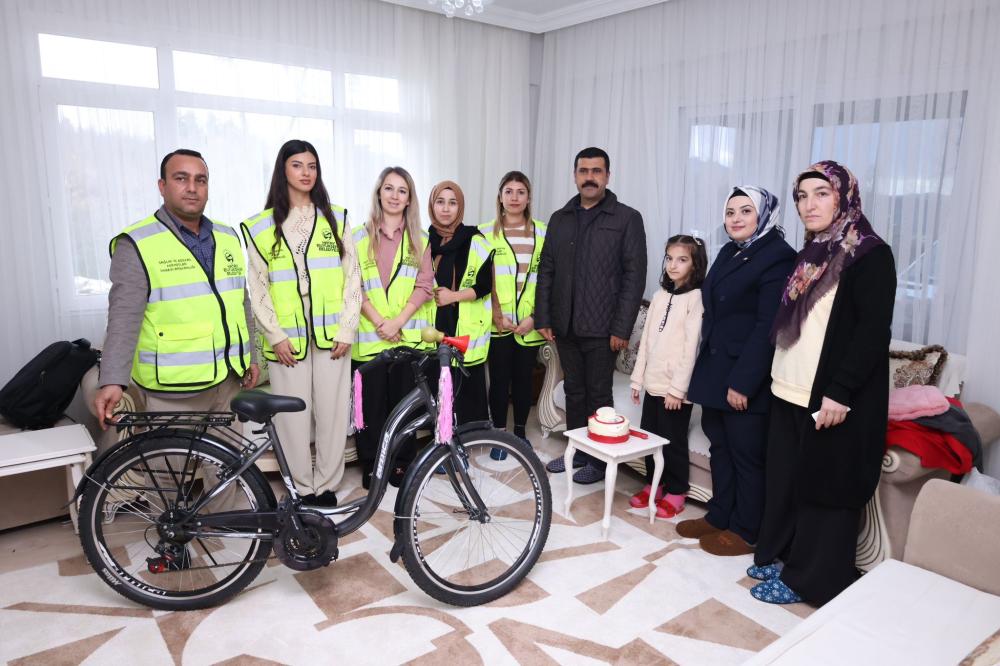 HBB’DEN DEPREMZEDE ZÜMRA’YA BİSİKLET HEDİYESİ VE DOĞUM GÜNÜ SÜRPRİZİ