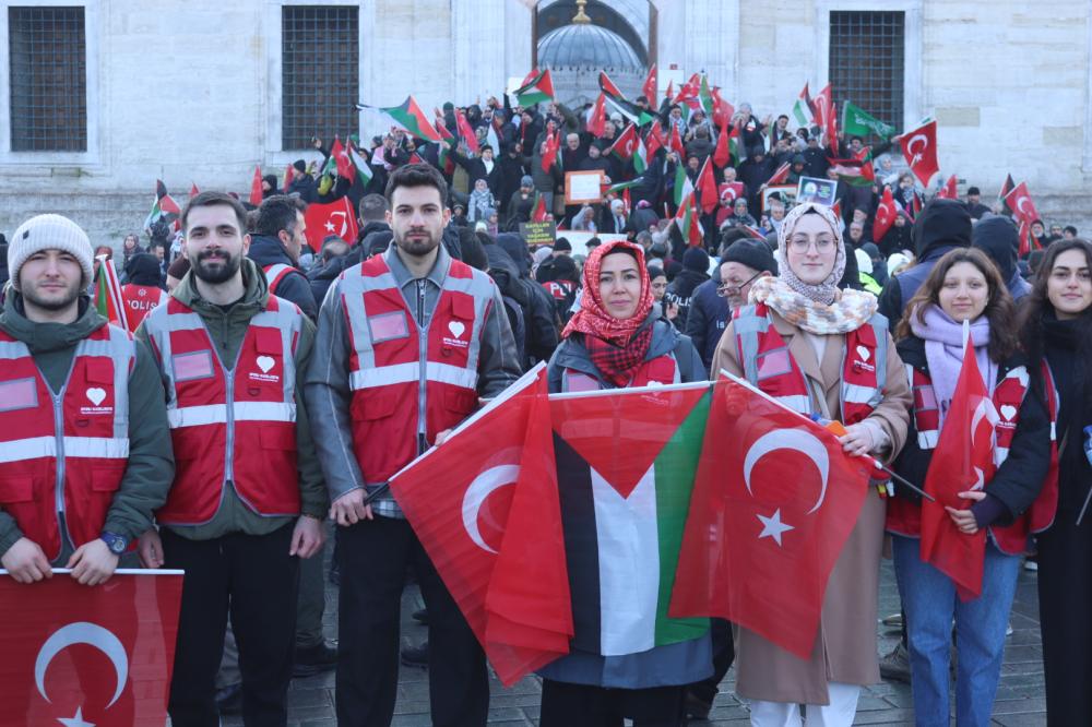 İSTANBUL’DA GAZZE İÇİN BİNLERCE KİŞİ GALATA KÖPRÜSÜ’NDE BULUŞTU