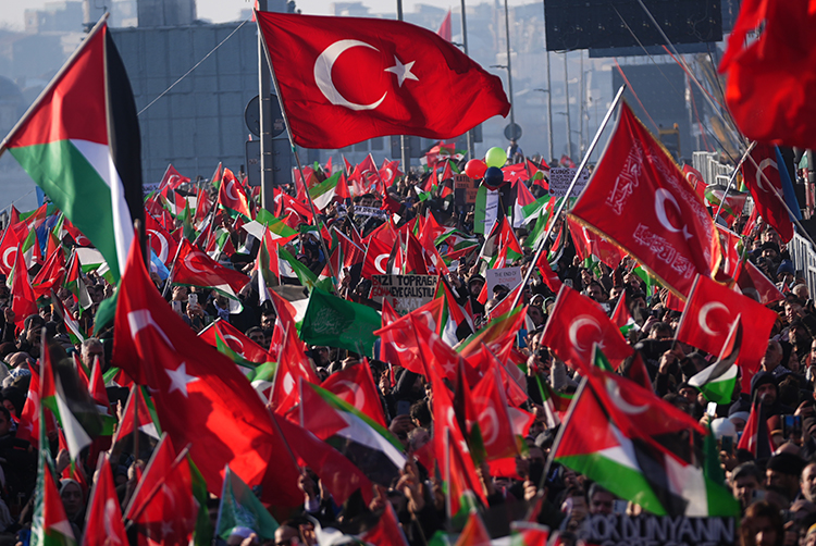İSTANBUL’DA FİLİSTİN İÇİN TARİHİ YÜRÜYÜŞ: BİNLER AYASOFYA’DAN GALATA’YA YÜRÜDÜ