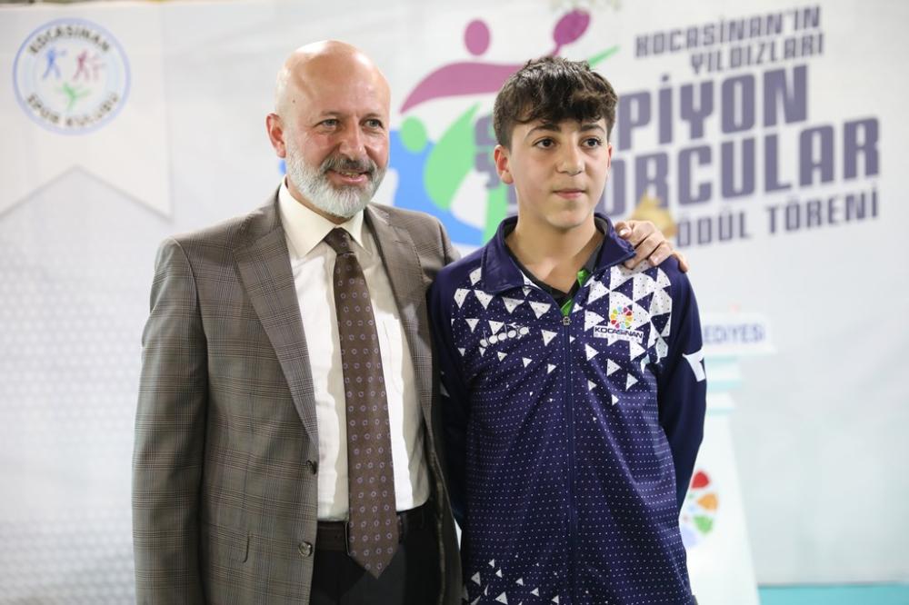 MASA TENİSİNDE MİLLİ BAŞARI: KOCASİNAN SPORCULARI İKİNCİ OLDU