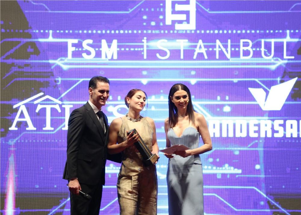 BÜKRE SENA SAİT, KAM VE KURT ROMANI İLE “YILIN GENÇ YAZARI” ÖDÜLÜNÜ ALDI