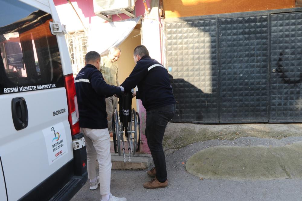 BAYRAKLI BELEDİYESİ’NDEN ENGELLİ VATANDAŞLARA 24 TEKERLEKLİ SANDALYE