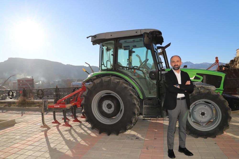 BAŞKAN NAZMİ DEMİR’DEN ÇİFTÇİLERE DESTEK: ÜCRETSİZ TRAKTÖR HİZMETİ