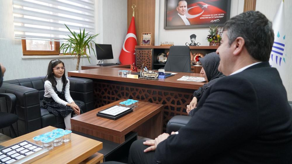 ÇOCUK BAŞKAN MERYEM YAPRAK, ADIYAMAN’DA PARK TAMİRİ İÇİN TALİMAT VERDİ