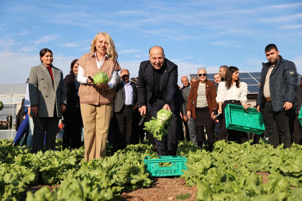 YÜREĞİR BELEDİYESİ’NDEN KADIN ÇİFTÇİLERE BÜYÜK DESTEK: EKOLOJİK TARIM ALANI AÇILDI