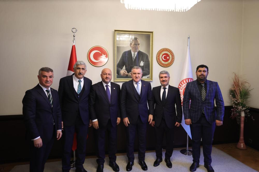 ADIYAMAN’A YENİ SPOR TESİSLERİ: MİLLETVEKİLİ KURT VE BELEDİYE BAŞKANLARI BAKAN BAK’I ZİYARET ETTİ