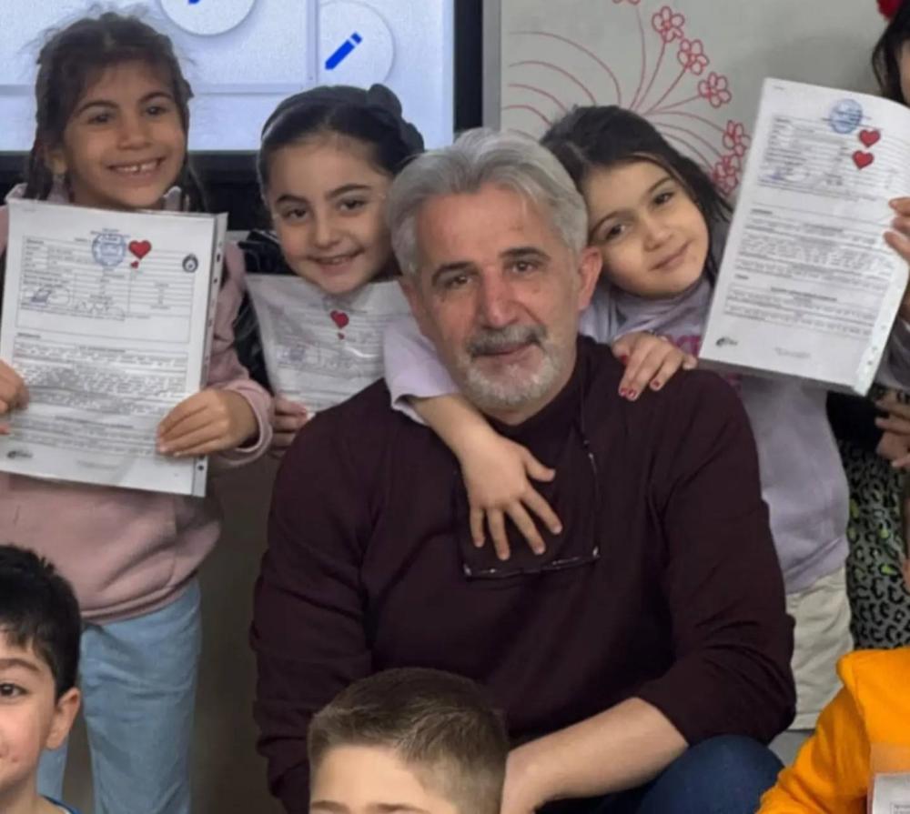 ÖĞRETMEN, AMELİYAT OLAN ÖĞRENCİSİNİN KARNESİNİ HASTANEDE TESLİM ETTİ