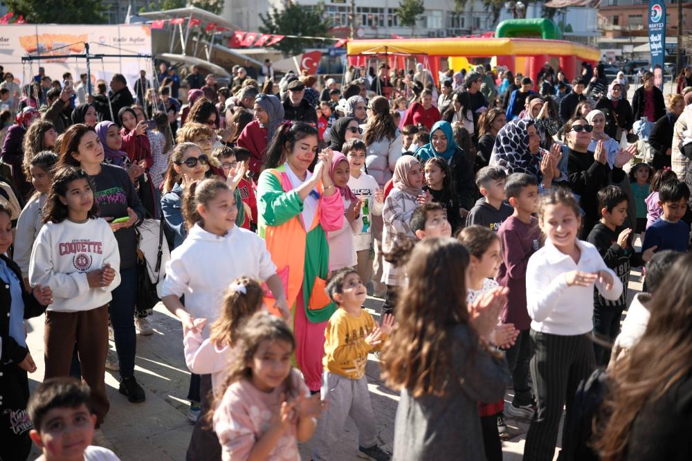 CEYHAN’DA ÇOCUKLARA YARIYIL HEDİYESİ: KARNENİ AL GEL ŞENLİĞİ BÜYÜK İLGİ GÖRDÜ