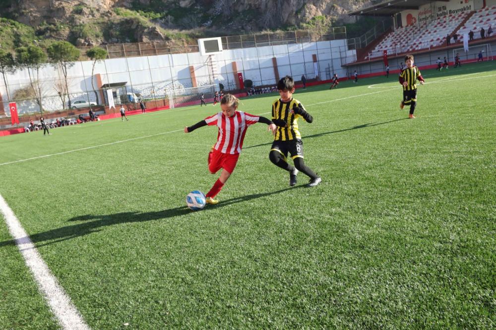 BAYRAKLI’DA U-10 CUP HEYECANI BAŞLADI: 240 SPORCU ŞAMPİYONLUK İÇİN YARIŞIYOR