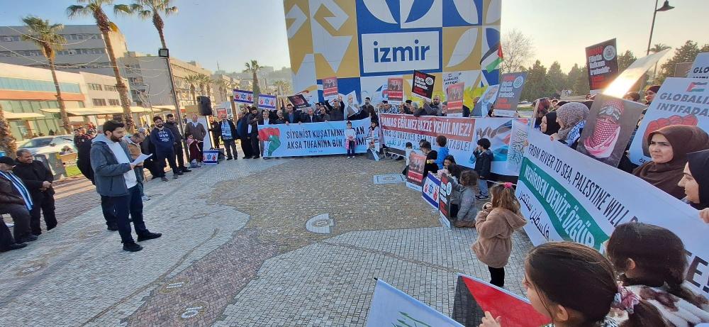 İZMİR’DE GAZZE HALKINA DESTEK ETKİNLİĞİ DÜZENLENDİ