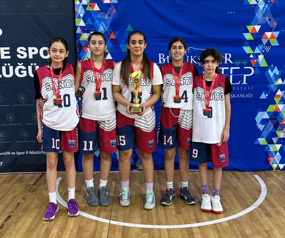 SANKO OKULLARI YILDIZ KIZ BASKETBOL TAKIMI ŞAMPİYON OLDU