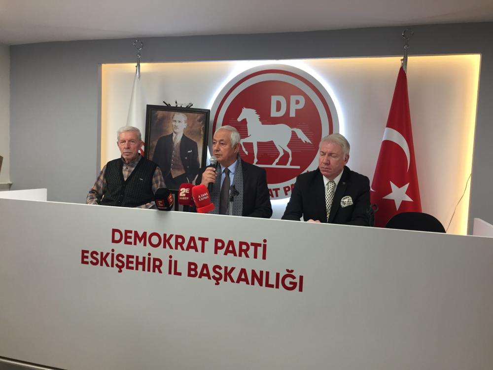 DEMOKRAT PARTİ TEPEBAŞI İLÇE KONGRESİ’NDE METİN GÜNAR KAZANDI