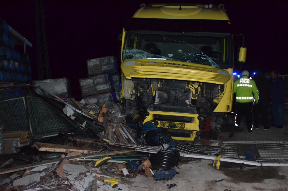 SAMSUN’DAN ERBAA’YA GİDEN TIR, TAŞOVA’DA KAZA YAPTI